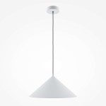 Lampa wisząca Basic Color w kolorze białym, z pojedynczym gniazdem E27. Posiada stożkowy klosz o matowej powierzchni, zawieszona na czarnym kablu. Zamontowana na okrągłej podstawie sufitowej.