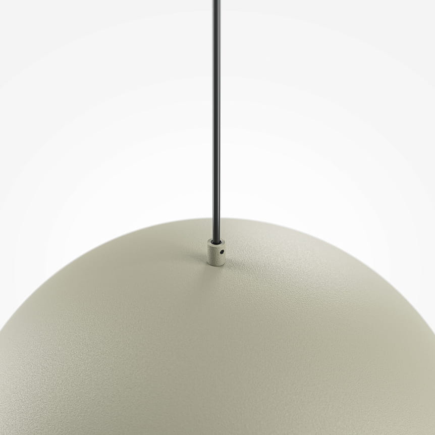 Lampa wisząca Basic Color w kolorze szarym z metalowym zawieszeniem. Okrągły klosz z matowej powierzchni, wykonany z metalu, z mocowaniem do jednego źródła światła E27. Ujęcie z góry, skupione na detalu klosza.