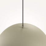Lampa wisząca Basic Color w kolorze szarym, z metalowym zawieszeniem, o okrągłej, matowej czaszy. Widok z góry, ukazujący detale mocowania. Idealna do nowoczesnych wnętrz.