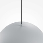 Lampa wisząca Basic Color w kolorze szarym, z pojedynczym gwintem E27. Okrągły, matowy klosz zawieszony na cienkim, metalowym przewodzie. Widoczna konstrukcja mocująca u góry klosza. Tło białe, co podkreśla minimalistyczny design.