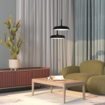 Lampa wisząca LED Gerhard w kolorze czarnym, o mocy 26W i temperaturze barwowej 3000K, zawieszona nad stolikiem. Otoczenie to przytulny salon z zieloną sofą, drewnianym stolikiem i cactusem w białej donicy.