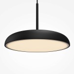 Lampa wisząca LED Gerhard o mocy 26W i barwie 3000K. Posiada okrągły, czarny metalowy klosz z białym, matowym wnętrzem. Zawieszona na cienkim przewodzie, prezentuje nowoczesny design, idealna do współczesnych wnętrz.