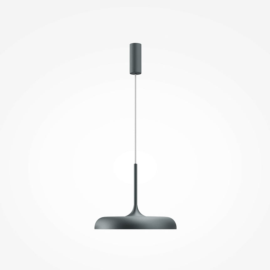 Lampa wisząca LED Gerhard w kolorze szarym, z metalowym kloszem o zaokrąglonym kształcie. Wisi na cienkim, białym przewodzie. Wysoka moc 26W, temperatura barwowa 3000K. Prosty, nowoczesny design. Tło białe.