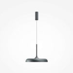 Lampa wisząca LED Gerhard w kolorze szarym, z metalowym kloszem o zaokrąglonym kształcie. Wisi na cienkim, białym przewodzie. Wysoka moc 26W, temperatura barwowa 3000K. Prosty, nowoczesny design. Tło białe.