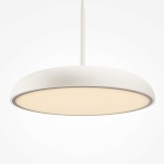 Lampa wisząca LED Gerhard w kolorze białym, o okrągłej podstawie, zawieszona na cienkim przewodzie. Emituje ciepłe światło o temperaturze 3000K. Gładka, matowa powierzchnia, minimalistyczny design.