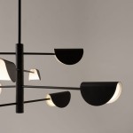 Lampa wisząca Mollis 8-punktowa w kolorze czarnym, z prostymi, półokrągłymi kloszami w białym kolorze. Ujęcie z boku, ukazujące elegancki, nowoczesny design i układ ramion. Produkt zawieszony w minimalistycznym otoczeniu na jasnym tle.
