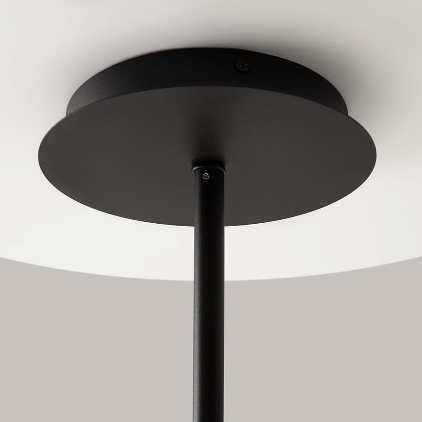 Czarna lampa wisząca Mollis MOD126PL-08B z ośmioma punktami świetlnymi, widok od góry; metalowy stelaż z okrągłym mocowaniem, minimalistyczny design, pasujący do nowoczesnych wnętrz.