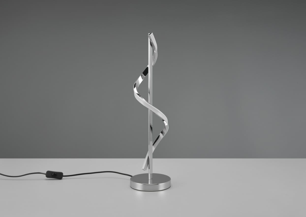 Isabel LED lampa stołowa 1-punktowa, chromowana, z elegancką spiralną podstawą. Ujęcie z boku, stojąca na stole, z kablem z włącznikiem. Minimalistyczny design w nowoczesnym stylu, idealna do biura lub salonu.