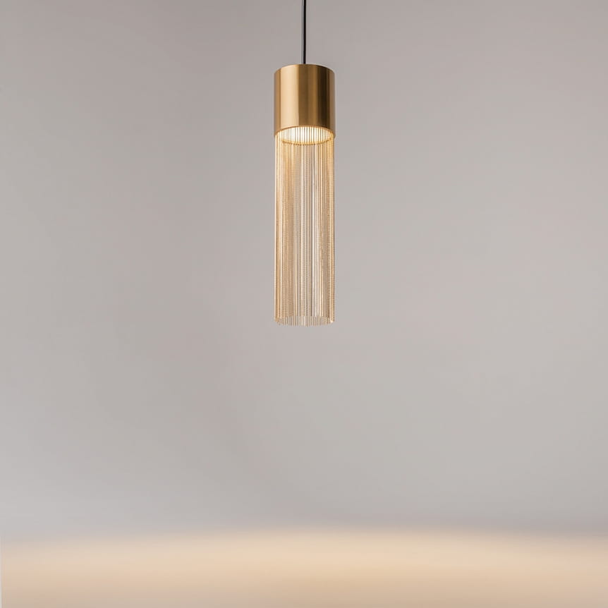 Lampa wisząca LED o mocy 5W i barwie światła 3000K, w złotym kolorze. Posiada cylindryczny klosz z metalicznym wykończeniem, z wiszącymi elementami, prezentowana w ujęciu frontalnym na jednolitym tle.