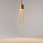 Lampa wisząca LED o mocy 5W i barwie światła 3000K, w złotym kolorze. Posiada cylindryczny klosz z metalicznym wykończeniem, z wiszącymi elementami, prezentowana w ujęciu frontalnym na jednolitym tle.