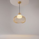 Lampa wisząca Levitation MOD376PL-01G w kolorze mosiądzu z przezroczystą osłoną. Okrągła, siatkowa konstrukcja z górnym uchwytem, zawieszona na czarnym przewodzie. Źródło światła G9. Tło jasne, minimalistyczne.