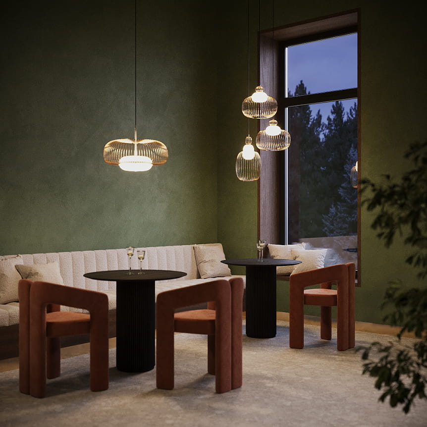 Lampa wisząca Levitation 1xG9 w kolorze mosiądzu, z delikatnym, żłobionym kloszem, zawieszona w eleganckim wnętrzu z zieloną ścianą. W tle widoczna sofa, okrągły stół i krzesła w odcieniu brązu. Oświetlenie tworzy przytulną atmosferę.