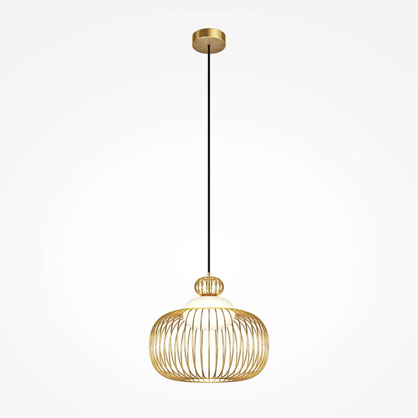 Lampa wisząca Levitation MOD376PL-01G w kolorze mosiądzu, z okrągłym kloszem w formie siateczki. Zawieszona na czarnym kablu, podłużna, z metalowym mocowaniem sufitowym. Idealna do nowoczesnych wnętrz.