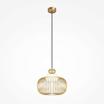 Lampa wisząca Levitation MOD376PL-01G w kolorze mosiądzu, z okrągłym kloszem w formie siateczki. Zawieszona na czarnym kablu, podłużna, z metalowym mocowaniem sufitowym. Idealna do nowoczesnych wnętrz.