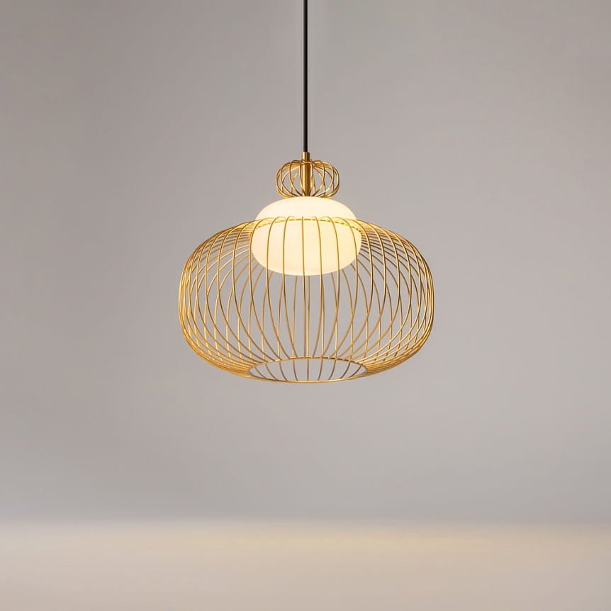 Lampa wisząca Levitation 1xG9 w kolorze mosiądzu, z okrągłą, siatkową osłoną i białym kloszem w środku. Wisi na czarnym kablu, prezentując nowoczesny design. Widok frontalny, na jednolitym tle.