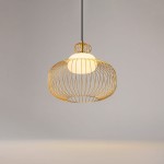 Lampa wisząca Levitation 1xG9 w kolorze mosiądzu, z okrągłą, siatkową osłoną i białym kloszem w środku. Wisi na czarnym kablu, prezentując nowoczesny design. Widok frontalny, na jednolitym tle.
