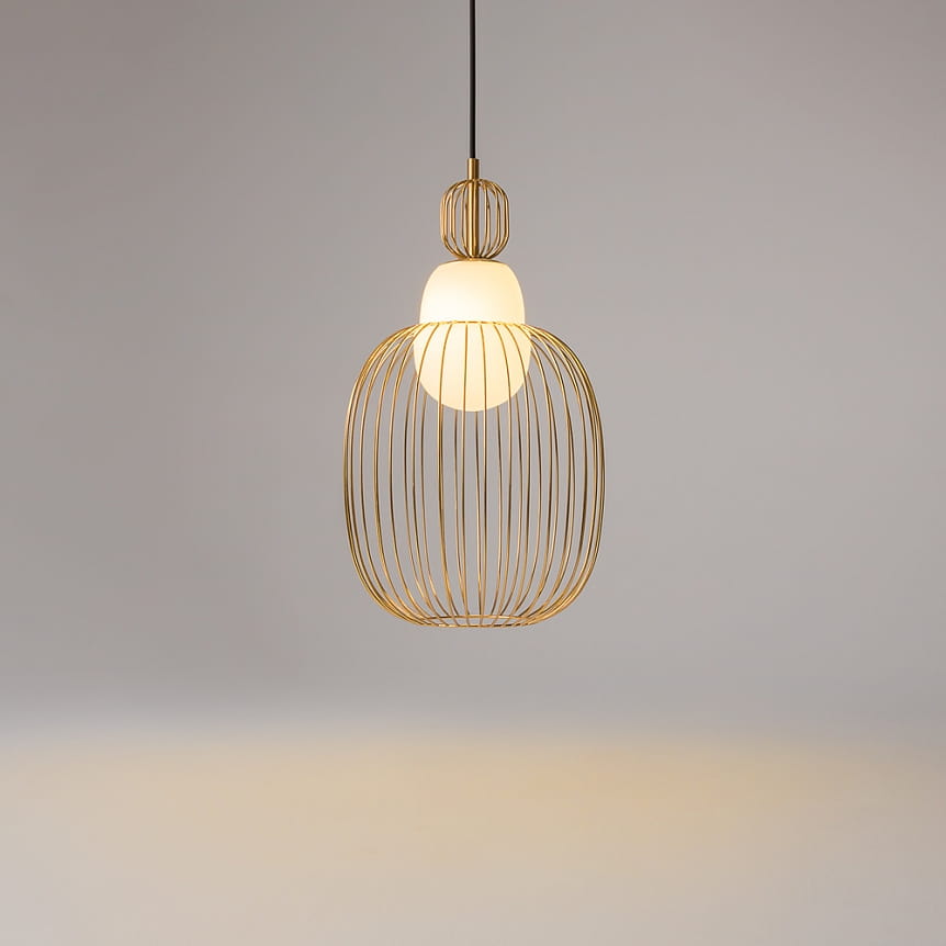 Lampa wisząca Levitation z mosiężną, siatkową konstrukcją i okrągłym, białym kloszem. Zawieszona na czarnym kablu, w ujęciu frontalnym, na jednolitym tle. Idealna do nowoczesnych wnętrz.