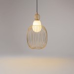 Lampa wisząca Levitation z mosiężną, siatkową konstrukcją i okrągłym, białym kloszem. Zawieszona na czarnym kablu, w ujęciu frontalnym, na jednolitym tle. Idealna do nowoczesnych wnętrz.