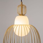 Lampa wisząca Levitation w kolorze mosiądzu z białym kloszem. Okrągły, matowy klosz otoczony jest metalową, ażurową konstrukcją. Ujęcie z góry, pokazujące detal wykończenia i kształt lampy. Zawieszona na czarnym kablu.