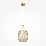Lampa wisząca Levitation 1xG9 w mosiężnej kolorystyce, o okrągłym kształcie z metalowym, siateczkowym kloszem, zawieszona na czarnym przewodzie. Posiada przezroczystą kulę wewnątrz. Tło jasne, minimalistyczne.