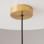 Lampa wisząca Levitation z mosiądzu z okrągłym, złotym mocowaniem sufitowym i czarnym przewodem. Kąt ujęcia z góry pokazuje detal mocowania, podkreślając elegancki design i wykończenie.