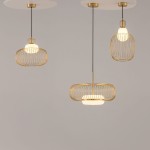 Lampa wisząca Levitation 1xG9 w kolorze mosiądzu, z trzema różnymi kloszami w metalowej siatce, zawieszona na czarnych przewodach. Klosze mają białe źródła światła, w różnych kształtach, w nowoczesnym stylu.