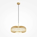 Lampa wisząca Levitation w kolorze mosiądzu z cienką, metalową siatką. Posiada okrągły, biały klosz na dolnej części. Zawieszona na czarnym przewodzie, zamontowana na złotym stropie. Idealna do nowoczesnych wnętrz.