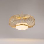 Lampa wisząca Levitation 1xG9 w kolorze mosiądzu, z okrągłą, matową oprawą i ażurową, złotą konstrukcją. Zawieszona na czarnym przewodzie, z widocznym źródłem światła w centralnej części. Tło w neutralnym odcieniu.