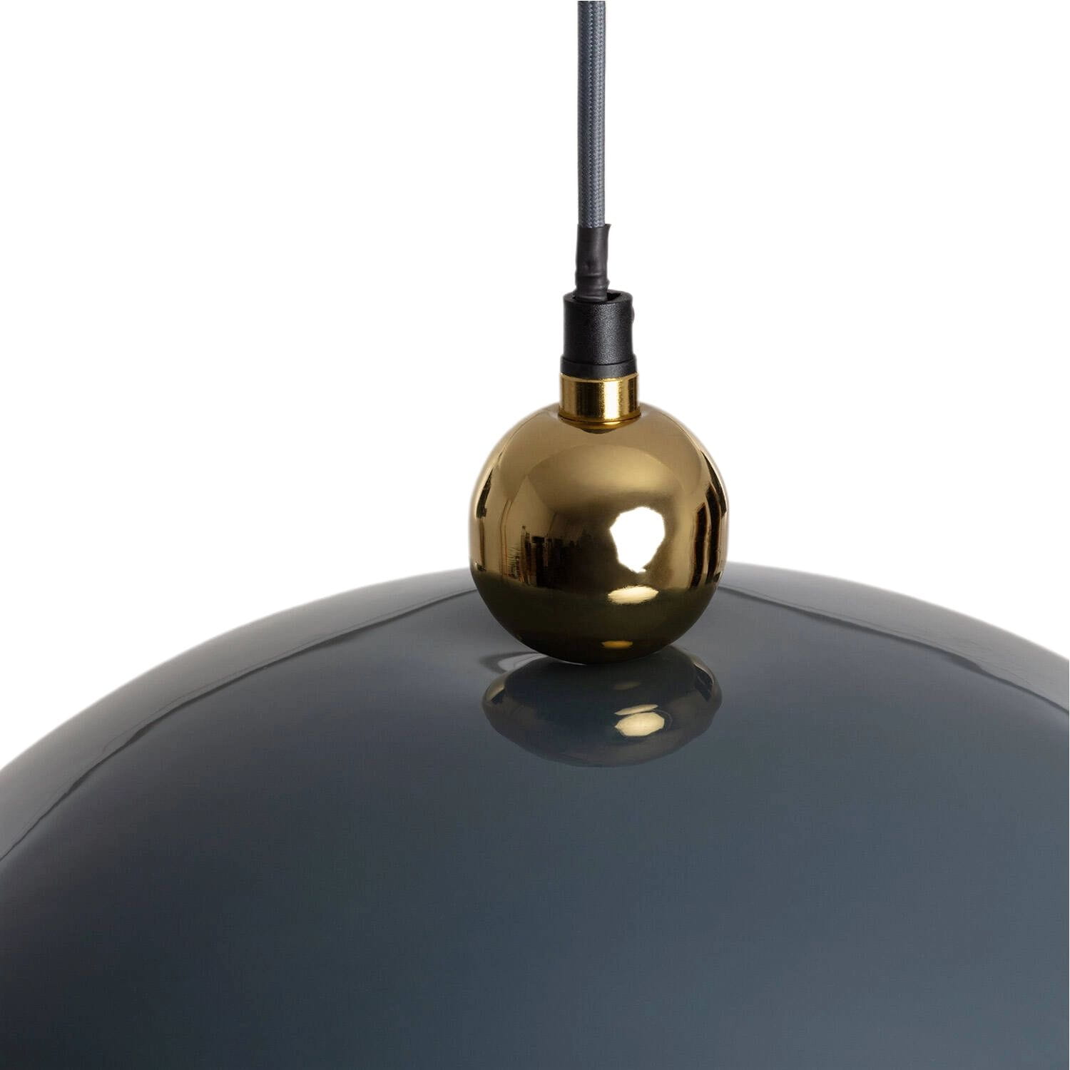 Lampa wisząca Tramoto 1xE27 w kolorze niebieskim z metalowym, złotym detalem u góry. Kształt okrągły, błyszcząca powierzchnia. Widoczny kabel zasilający. Idealna do nowoczesnych wnętrz.