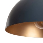 Lampa wisząca Tramoto 1xE27 w kolorze niebieskim z złotym wnętrzem. Ujęcie zbliżeniowe, pokazujące błyszczący, zaokrąglony klosz, który łączy elegancki design z nowoczesnym stylem. Widoczna żarówka w środku.