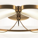 Lampa sufitowa LED Breeze o mocy 45W i barwie światła 3000K, w kolorze mosiądzu. Widok z dołu, ukazujący przezroczyste klosze oraz dekoracyjne detale. Produkt zamontowany w centralnej części, z widocznymi metalowymi elementami mocującymi.