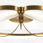 Lampa sufitowa LED Breeze o mocy 45W, z mosiężnym wykończeniem. Oświetlenie otoczone przezroczystą osłoną z drobnym wzorem. Produkt w ujęciu z dołu, ukazujący detale konstrukcji oraz elegancki, nowoczesny design.