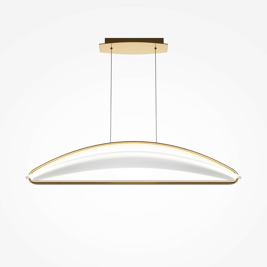 Lampa wisząca LED Breeze o mocy 34W i temperaturze barwowej 3000K, w kształcie półkuli, z mosiężnym wykończeniem. Zawieszona na dwóch cienkich linkach, z prostokątnym mocowaniem sufitowym, na białym tle.