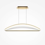 Lampa wisząca LED Breeze o mocy 34W i temperaturze barwowej 3000K, w kształcie półkuli, z mosiężnym wykończeniem. Zawieszona na dwóch cienkich linkach, z prostokątnym mocowaniem sufitowym, na białym tle.