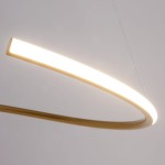 Lampa wisząca LED Curve o mocy 31W, z mosiężnym wykończeniem. Zawieszona w formie delikatnego łuku, emitująca ciepłe światło. Widoczny subtelny, zakrzywiony kształt, z białym źródłem światła na górze, zawieszona na cienkich linkach.