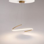 Lampa wisząca LED Curve w kolorze mosiądzu, o kształcie podwójnej spirali. Zawieszona na cienkich przewodach z okrągłym mocowaniem sufitowym. Emituje miękkie światło, idealna do nowoczesnych wnętrz.