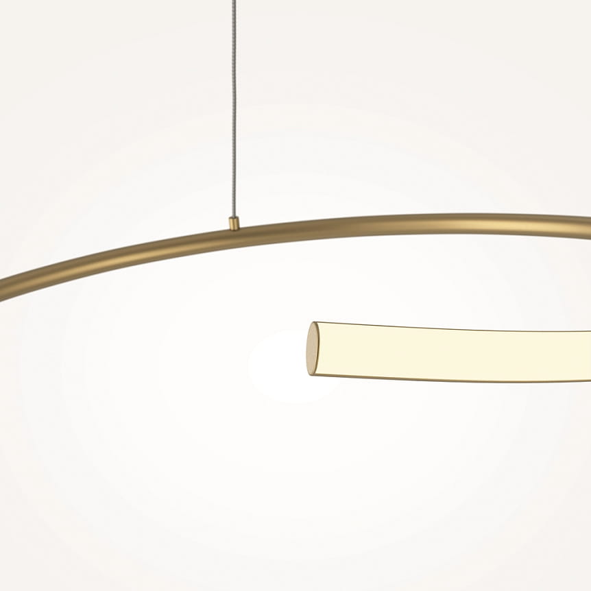 Lampa wisząca LED Curve w kolorze mosiądzu z prostokątnym, półprzezroczystym kloszem. Produkt zawieszony na cienkim przewodzie, z subtelnym, zakrzywionym ramieniem. Idealna do nowoczesnych wnętrz.