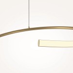 Lampa wisząca LED Curve w kolorze mosiądzu z prostokątnym, półprzezroczystym kloszem. Produkt zawieszony na cienkim przewodzie, z subtelnym, zakrzywionym ramieniem. Idealna do nowoczesnych wnętrz.