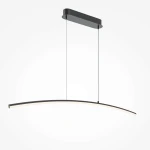 Czarna lampa wisząca LED Curve o mocy 15W, z eliptycznym kloszem w kolorze białym. Zawieszona na dwóch cienkich linkach, montowana do sufitu. Prosty, nowoczesny design, idealna do oświetlenia wnętrz.
