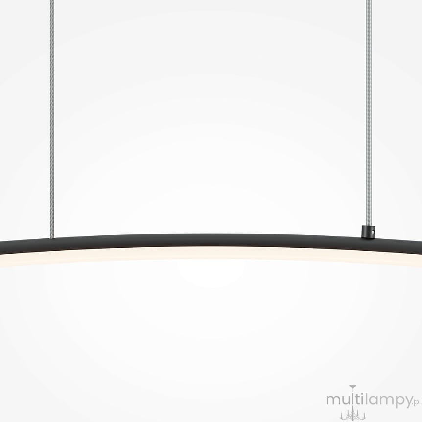 Curve lampa wisząca LED w kolorze czarnym, o długości łuku, z białą oprawą światła. Zawieszona na dwóch cienkich linkach, ukazuje nowoczesny design. Tło jasne, proste, podkreślające elegancję lampy.