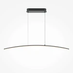 Lampa wisząca LED Curve o mocy 15W w czarnej obudowie. Posiada subtelny, zakrzywiony kształt z białym źródłem światła, zawieszona na dwóch cienkich linkach. Montaż sufitowy, minimalistyczny design, idealna do nowoczesnych wnętrz.