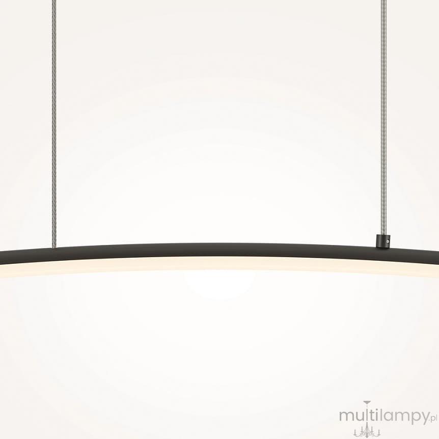 Curve lampa wisząca LED w kolorze czarnym, o długości prostokątnej, z delikatnym, białym podświetleniem. Zawieszona na dwóch stalowych linkach, umieszczona w centralnym ujęciu na jasnym tle.