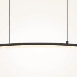 Curve lampa wisząca LED w kolorze czarnym, o długości prostokątnej, z delikatnym, białym podświetleniem. Zawieszona na dwóch stalowych linkach, umieszczona w centralnym ujęciu na jasnym tle.