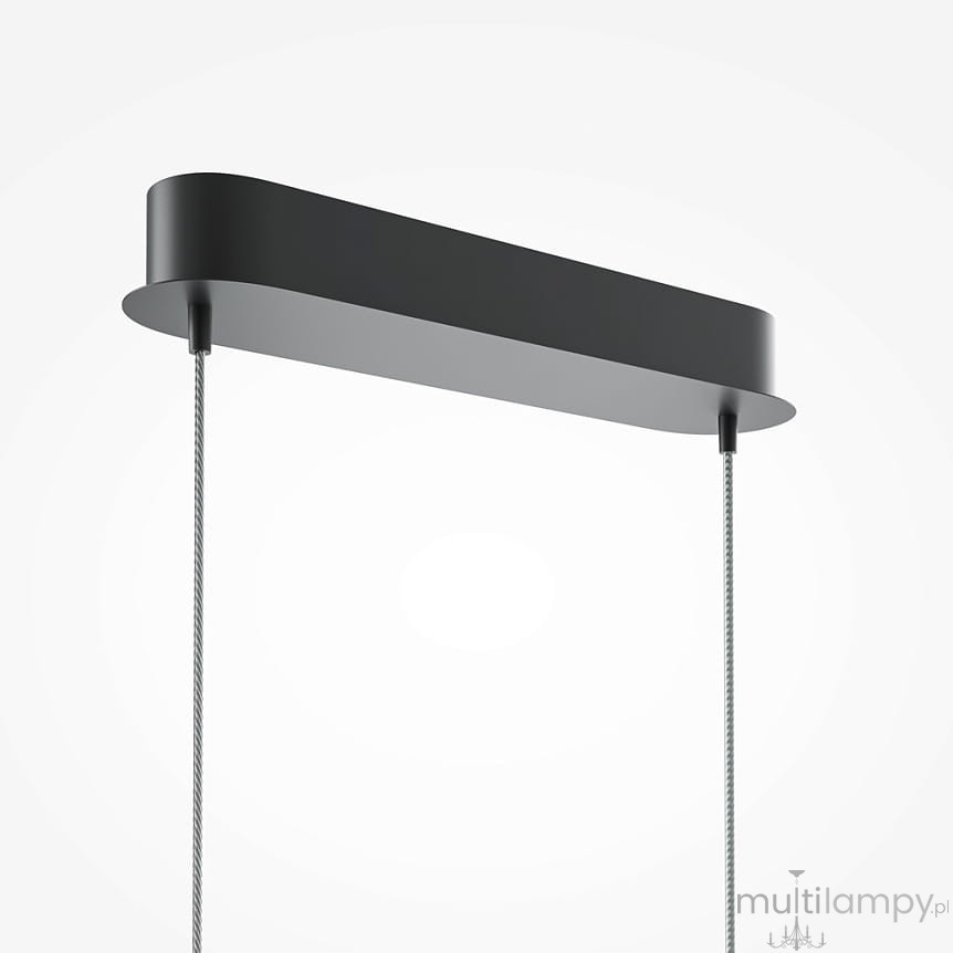 Czarna lampa wisząca LED Curve z 15W, w kształcie prostokąta. Ujęcie z dołu, pokazujące gładką, matową powierzchnię oraz dwa zawieszenia na stalowych linkach. Tło jednolite, białe, co podkreśla minimalistyczny design lampy.