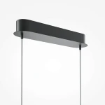 Czarna lampa wisząca LED Curve z 15W, w kształcie prostokąta. Ujęcie z dołu, pokazujące gładką, matową powierzchnię oraz dwa zawieszenia na stalowych linkach. Tło jednolite, białe, co podkreśla minimalistyczny design lampy.