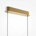 Lampa wisząca LED Curve o mocy 15W, w kolorze mosiądzu, z prostokątnym, gładkim kloszem i dwoma wiszącymi przewodami. Ujęcie z dołu, pokazujące detal i nowoczesny design. Tło białe, co podkreśla kolor lampy.