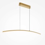 Lampa wisząca LED Curve o mocy 15W w kolorze mosiądzu, z lekko zakrzywionym kształtem. Ujęcie frontalne, zawieszona na cienkich linkach, z prostokątnym mocowaniem sufitowym. Minimalistyczny design, idealna do nowoczesnych wnętrz.