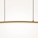 Lampa wisząca LED Curve o mocy 15W, w kolorze mosiądzu, ma elegancki, zakrzywiony kształt. Zawieszona na dwóch cienkich linkach, emituje ciepłe światło. Tło jest jasne, co podkreśla design lampy.