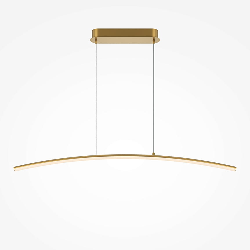 Lampa wisząca LED Curve o mocy 15W w kolorze mosiądzu, o lekko zakrzywionym kształcie. Zawieszona na cienkich linkach, montowana do sufitu. Prosta, elegancka konstrukcja na jasnym tle, idealna do nowoczesnych wnętrz.