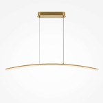 Lampa wisząca LED Curve o mocy 15W w kolorze mosiądzu, o lekko zakrzywionym kształcie. Zawieszona na cienkich linkach, montowana do sufitu. Prosta, elegancka konstrukcja na jasnym tle, idealna do nowoczesnych wnętrz.